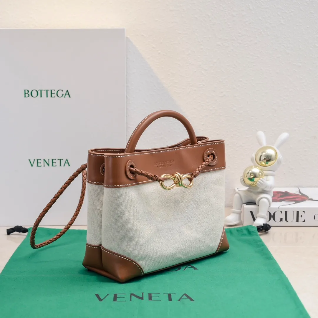 Batch 1480 The figure-shaped buckle (bow tie) has become a popular item of Bottega Veneta with its unique elegance. The newly launched leather & canvas are really tailor-made for spring and summer. The linen fabric has its own laziness, chestnut-like leather, and a retro feel. The figure-shaped buckle has been changed to a full leather figure buckle, with a unique charm. Style number: 1594 Size: 25*22*10.5cm